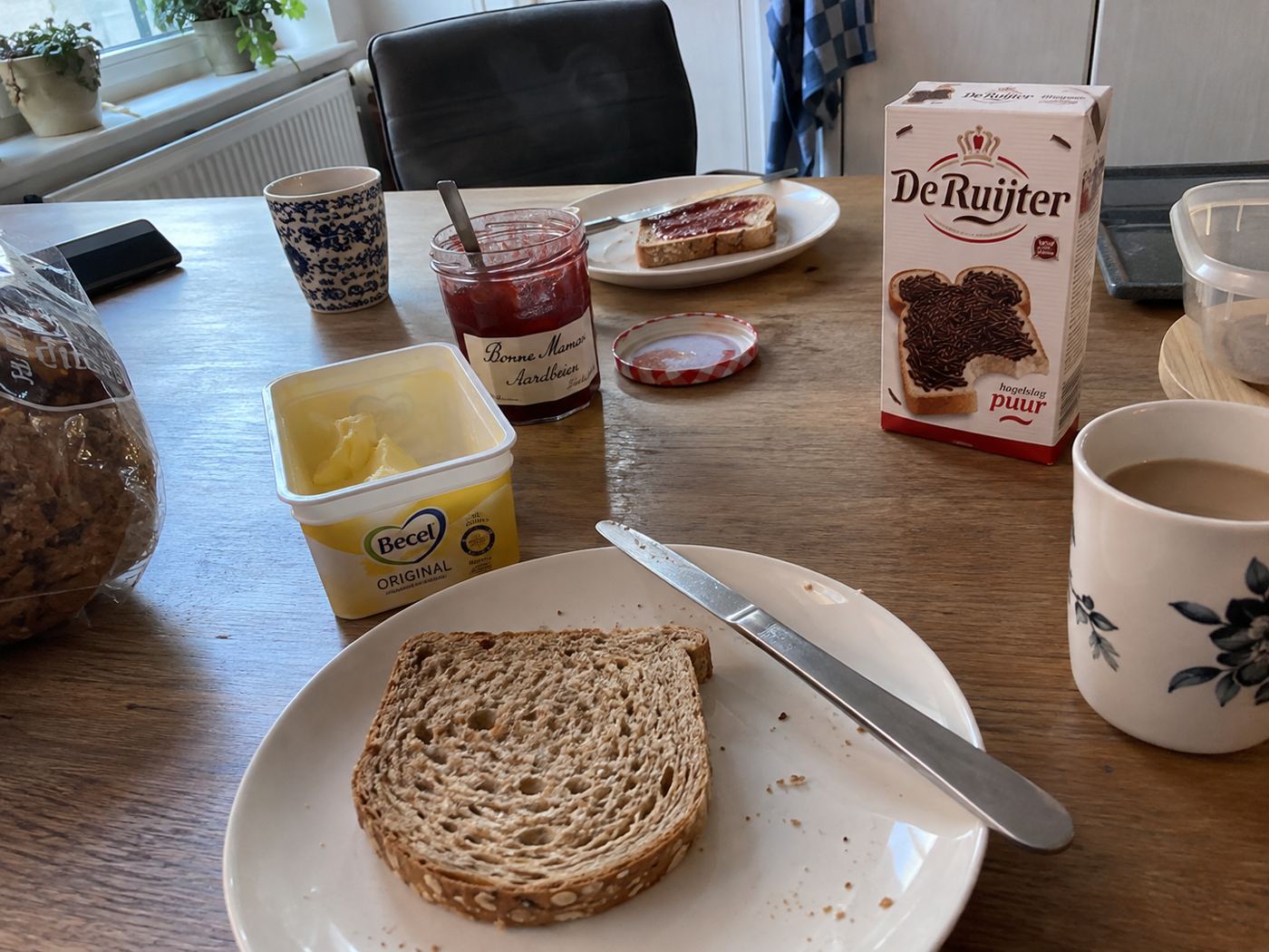 Een ontbijttafel met hagelslag