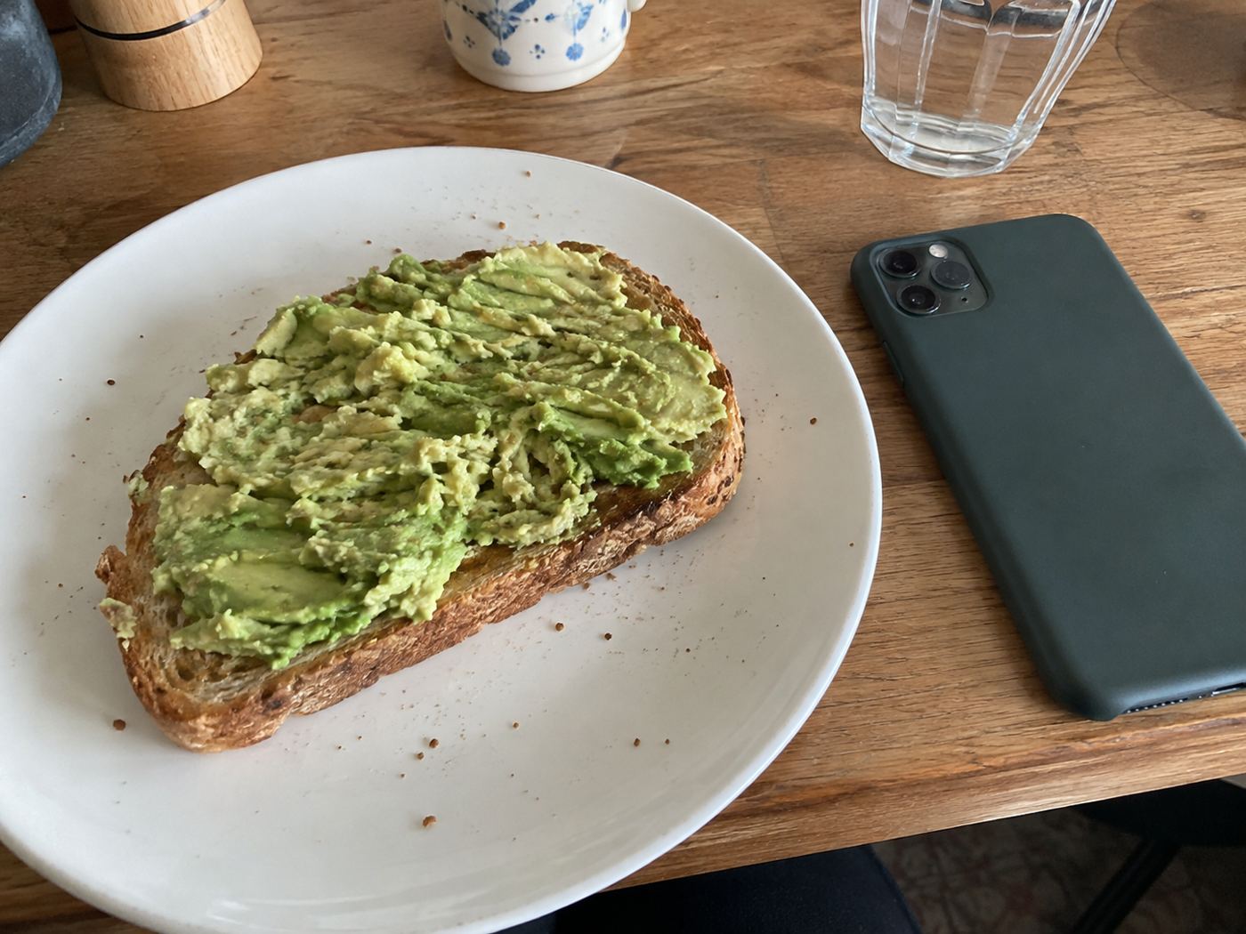 Een lunch met een omgedraaide telefoon ernaast